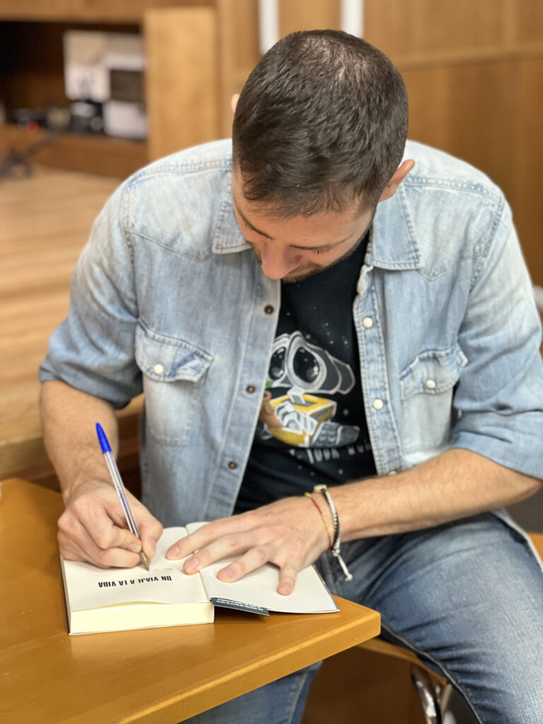 Juan firmando su primer libro