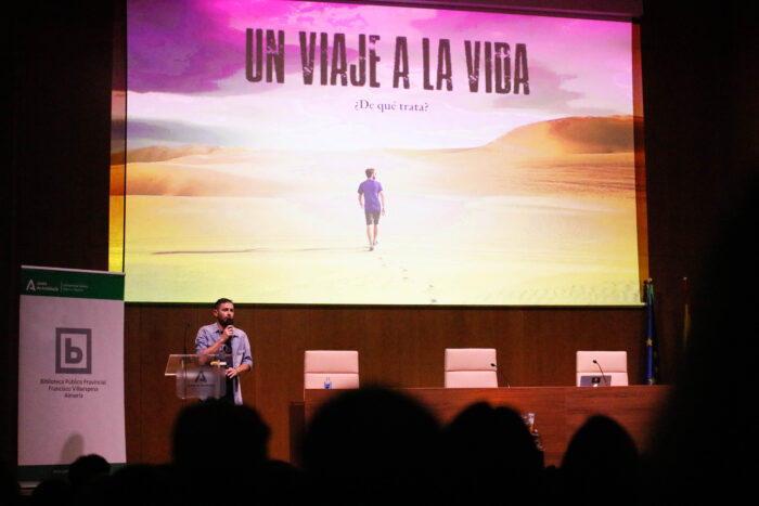 Juanporelmundo presentando su libro "Un viaje a la vida"